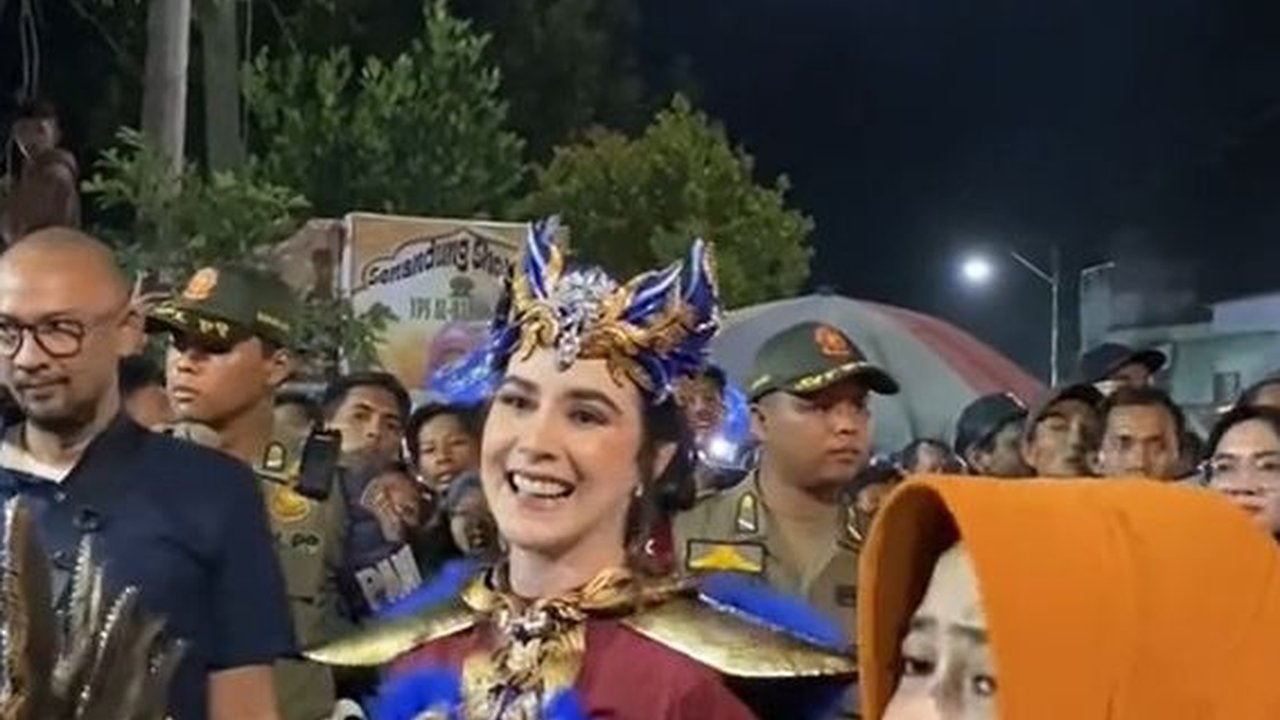 8 Foto Cantik Arumi Bachsin Saat Ikut Karnaval di Malang dan Sapa Warga Dengan Ramah