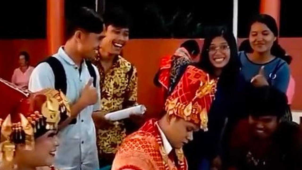 Kelakuan Para Mahasiswa di Pernikahan Dosennya Disorot, Bukan Bawa Kado Malah Minta Tanda Tangan Tugas