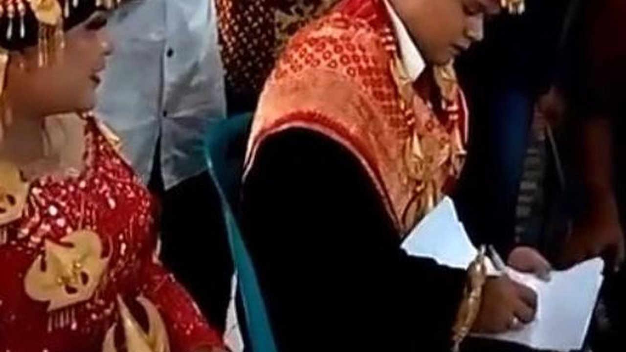 Viral Mahasiswa Datang ke Nikahan Dosen Bawa Laporan dan Makalah, Langsung Ditandatangani