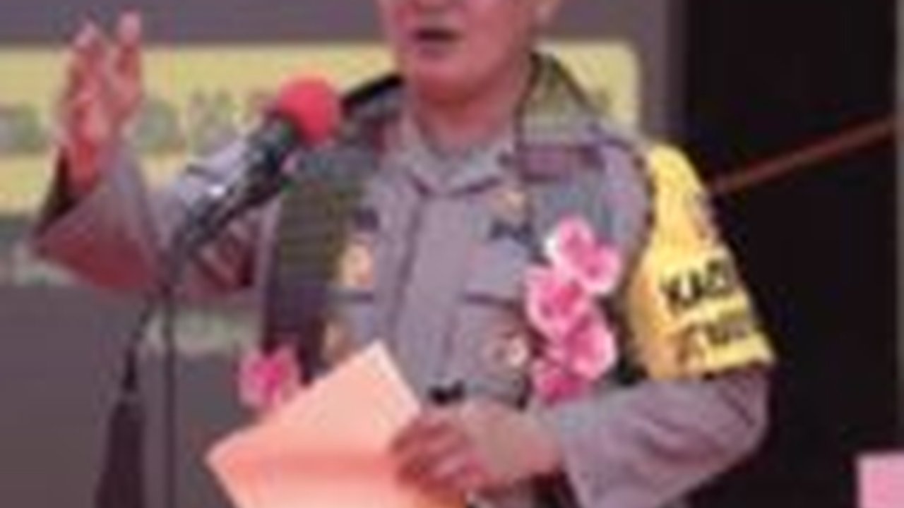 Benar Jawab Kuis Bonus Peluk Jenderal Polisi, Ibu Ini Sumringah Banget