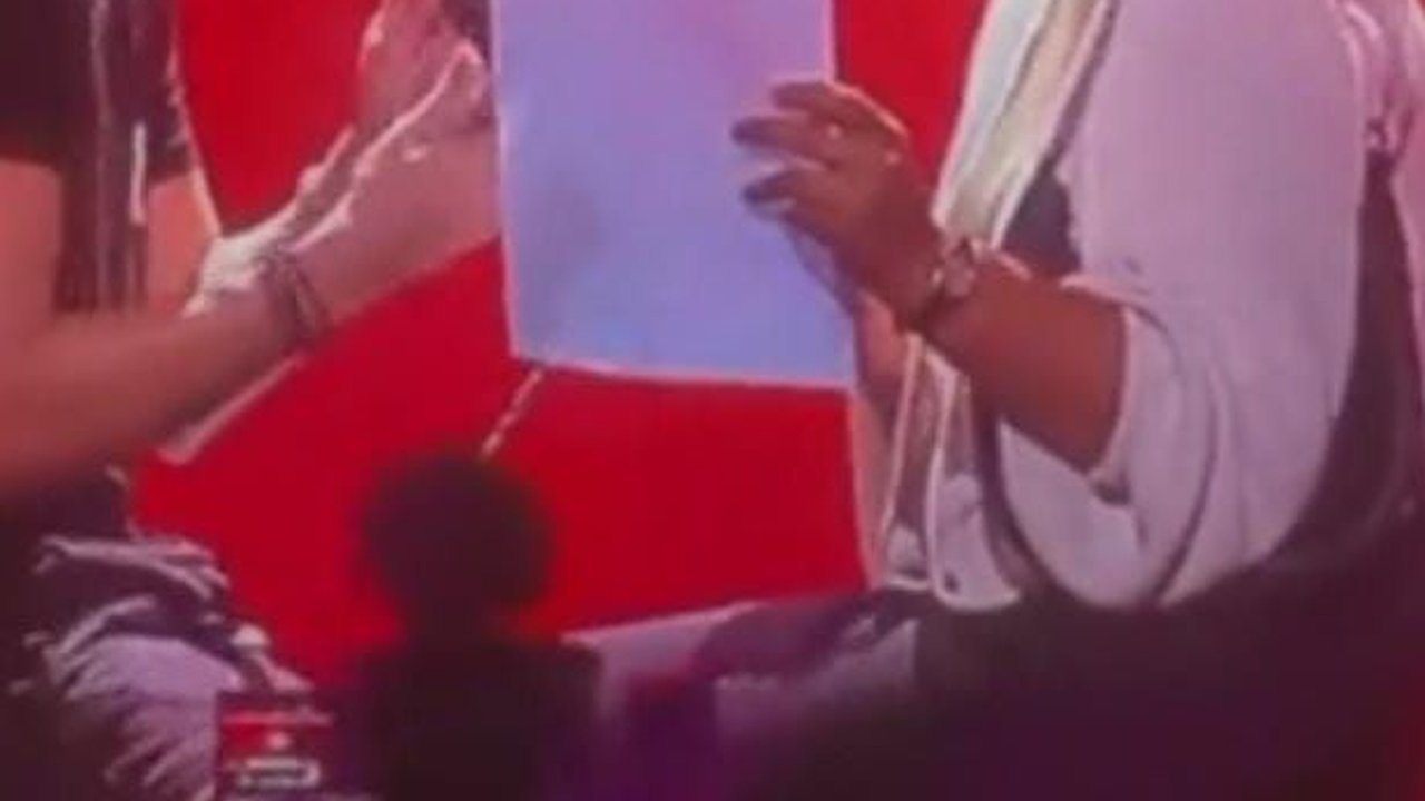 Ariel Ajak Cewek Nyanyi Bareng 'ini Cinta' ke Panggung, Penonton Heboh dan Histeris