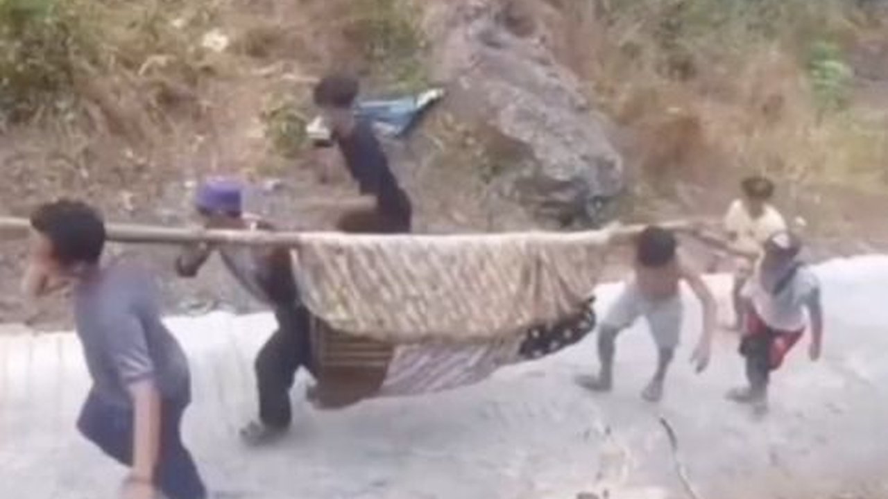 Miris, Akibat Jalan Tak Bisa Dilewati Mobil, Jenazah Ini Ditandu Warga Lewati Tanjakan Curam