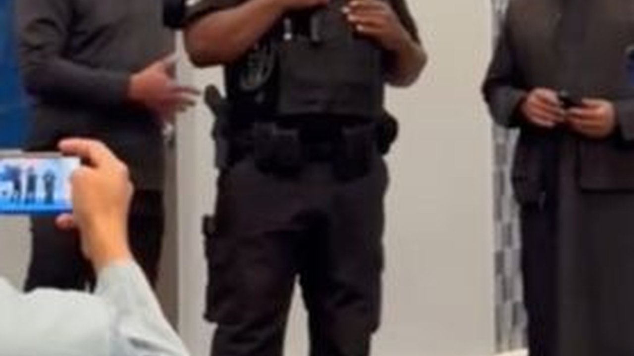 Polisi Amerika Tiba-tiba Masuk Masjid Sedang Gelar Pengajian, Ternyata Minta Masuk Islam