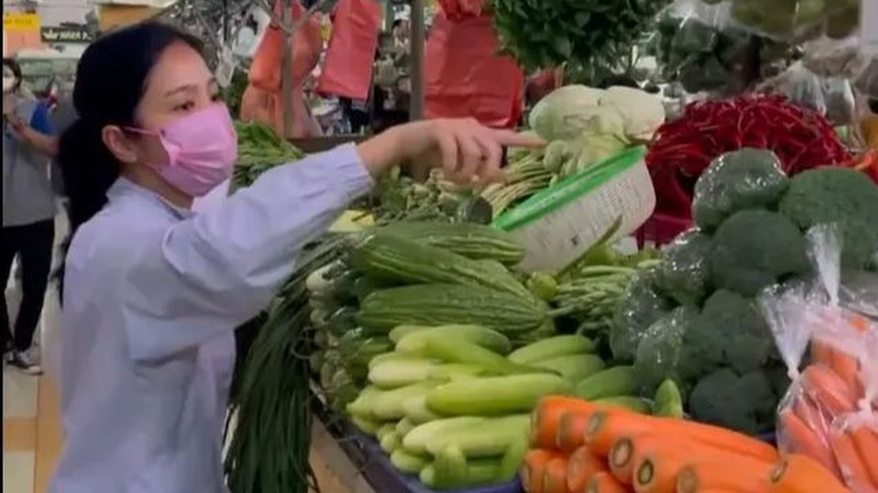 9 Potret Bunga Zainal Belanja Sayur ke Pasar, Kaget Harga Cabai Naik Drastis, 'Kantongku Boncos'