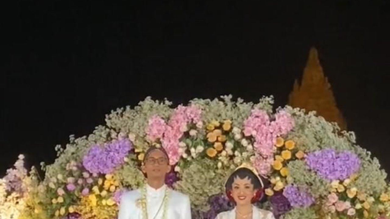 Viral Potret Pernikahan di Kawasan Candi Prambanan, Warganet: Wedding Dream Banget!