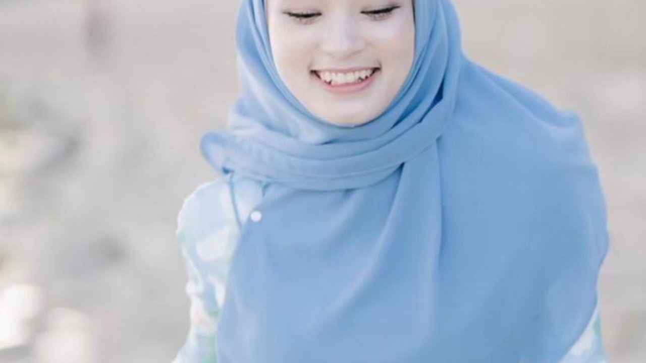 Potret Inara Rusli ke Pantai Pakai Hijab Syari, Makin Cantik!