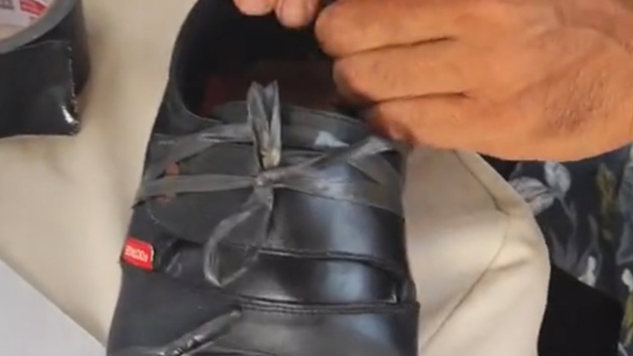 Viral Aksi Panitia Tes CPNS Bantu Tambal Sepatu Peserta yang Jebol dengan Lakban, Bikin Salut