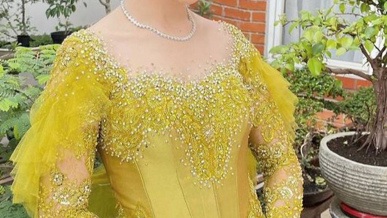 Potret Ayu Ting Ting saat Hadir di Pesta Pernikahan Sepupu, Tampil Cantik Kenakan Busana Kebaya