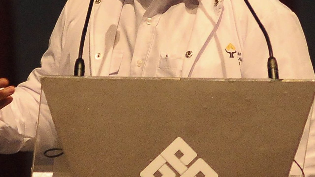 Jelang Pengundian Nomor Urut di KPU: Gibran Cium Tangan Prabowo