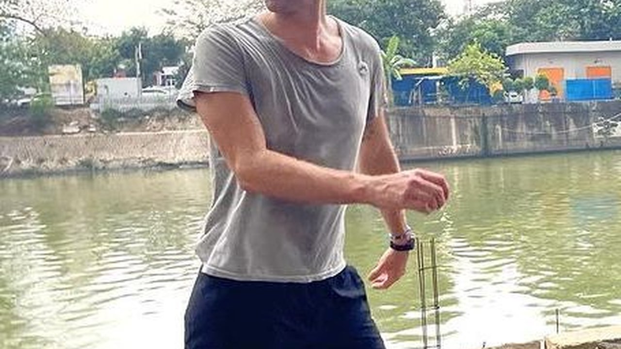 Sehari Sebelum Konser, Vokalis Coldplay Chris Martin Nyeker Keliling Jakarta Lewat Pinggir Kali