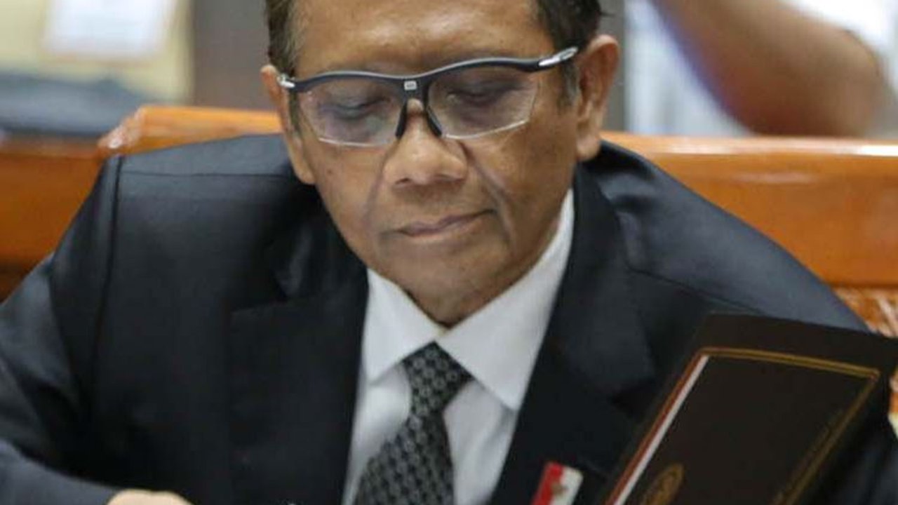 VIDEO: Ultimatum Tegas Mahfud Dilapori Aparat Diduga Copot Baliho & Datangi Kantor Parpol