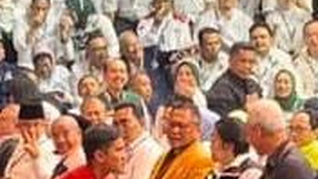 VIDEO: Detik-Detik Gibran Tuntun Kaesang Sungkem kepada Megawati di KPU