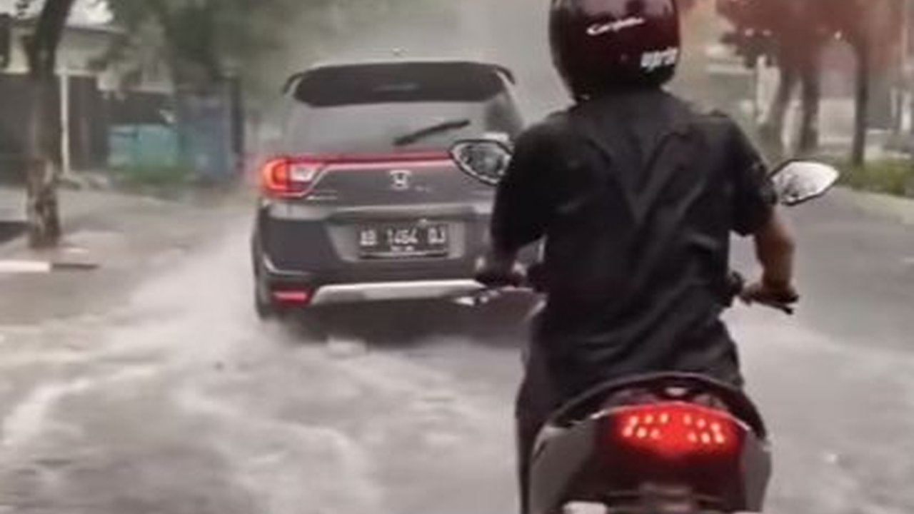 Sambil Hujan-hujanan, Pemotor Ini Asyik Joget Netizen Sebut 'Akhirnya Menikmati keberkahan yang Berbulan-bulan Ditunggu'
