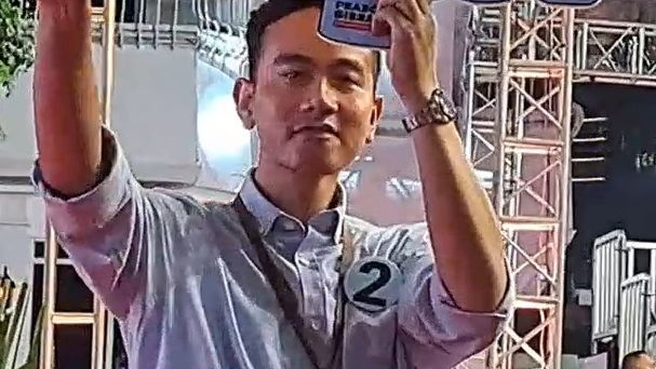 VIDEO: Dapat Nomor Urut 2, Gibran Beraksi Bawa Poster Gemoy Acungkan Dua Jari