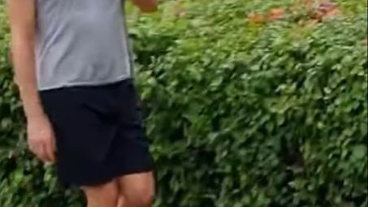 Sudah di Jakarta, Intip Gaya Santai Chris Martin Jalan-jalan Sambil Nyeker Jelang Konsernya