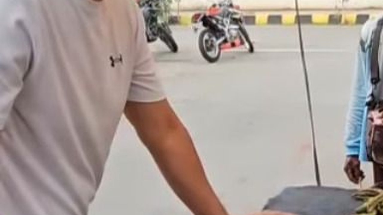 Momen Irjen Hendro Pandowo Makan Pinang Papua Acungkan Jempol 'Bermanfaat Bagi Kesehatan'