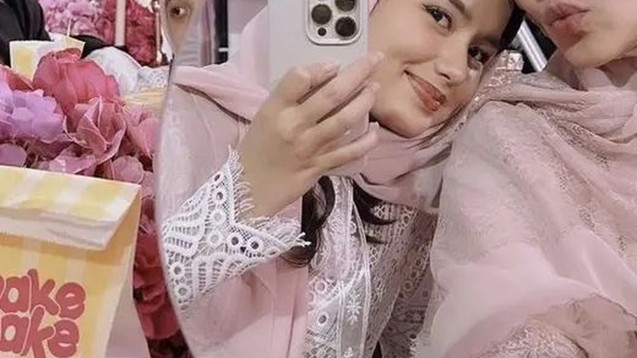 Potret Aaliyah Massaid dan Sarah Menzel Kompak Berkerudung di Aqiqah Anak ke-2 Aurel Atta