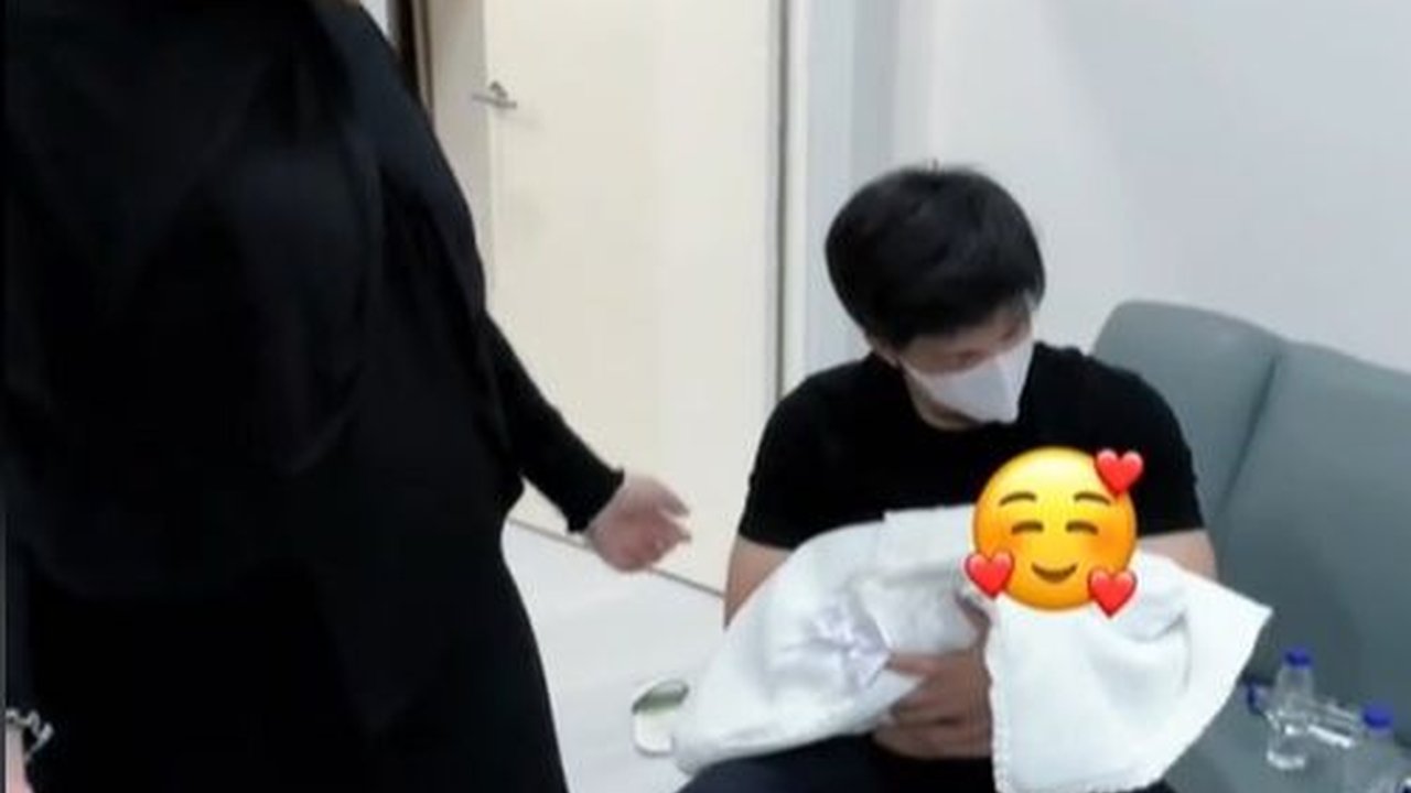 7 Potret Kondisi Aurel Hermansyah Pasca Lahiran Anak Kedua, Sudah Bisa Jalan-Jalan