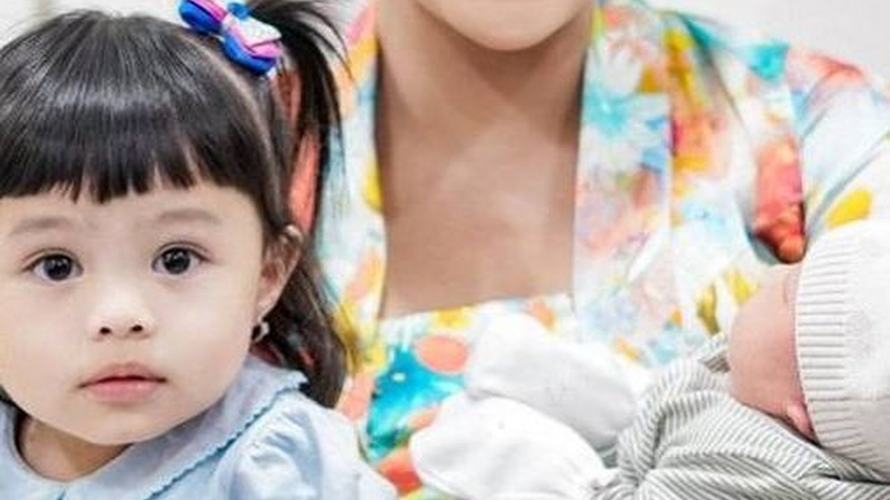 Digendong Gemmi KD dan Genda Ashanty, 7 Potret Baby Azura Anak Kedua Aurel dan Atta Halilintar yang Wajahnya Akhirnya Terungkap