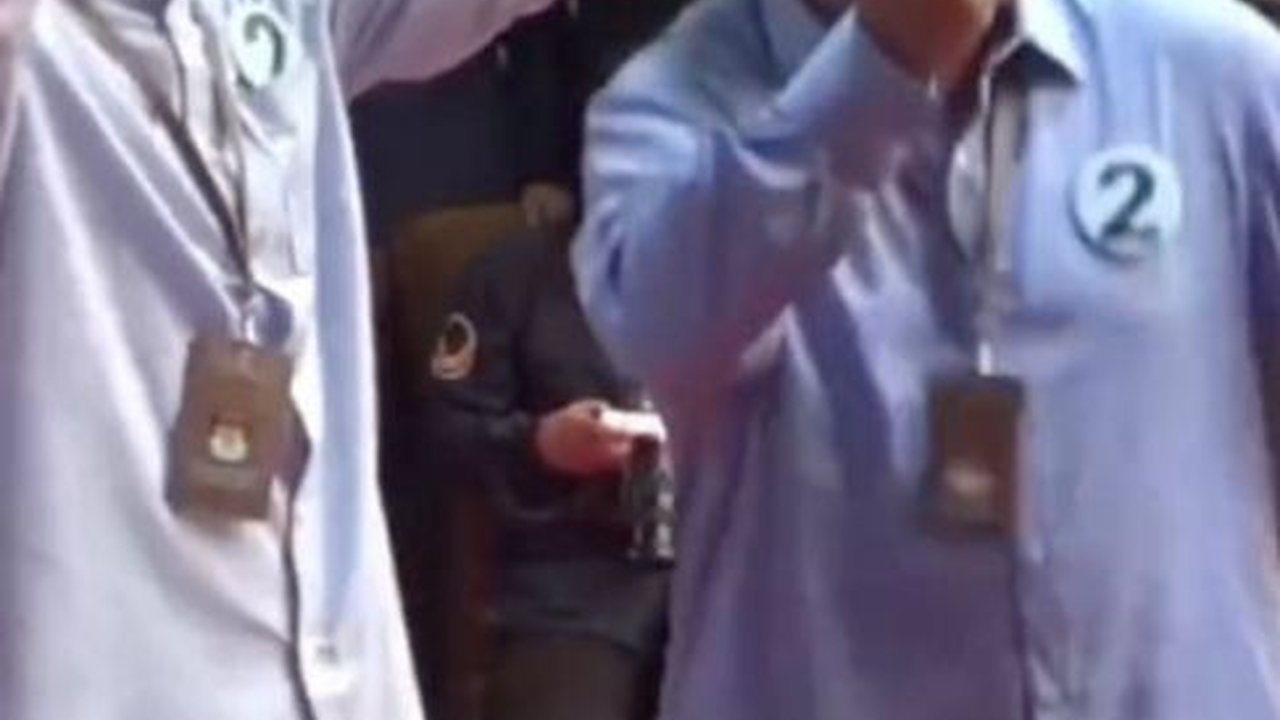 Momen Istimewa Prabowo 'Si Gemoy' Goyang di KPU, Gibran Cium Tangan Pasangan AMIN