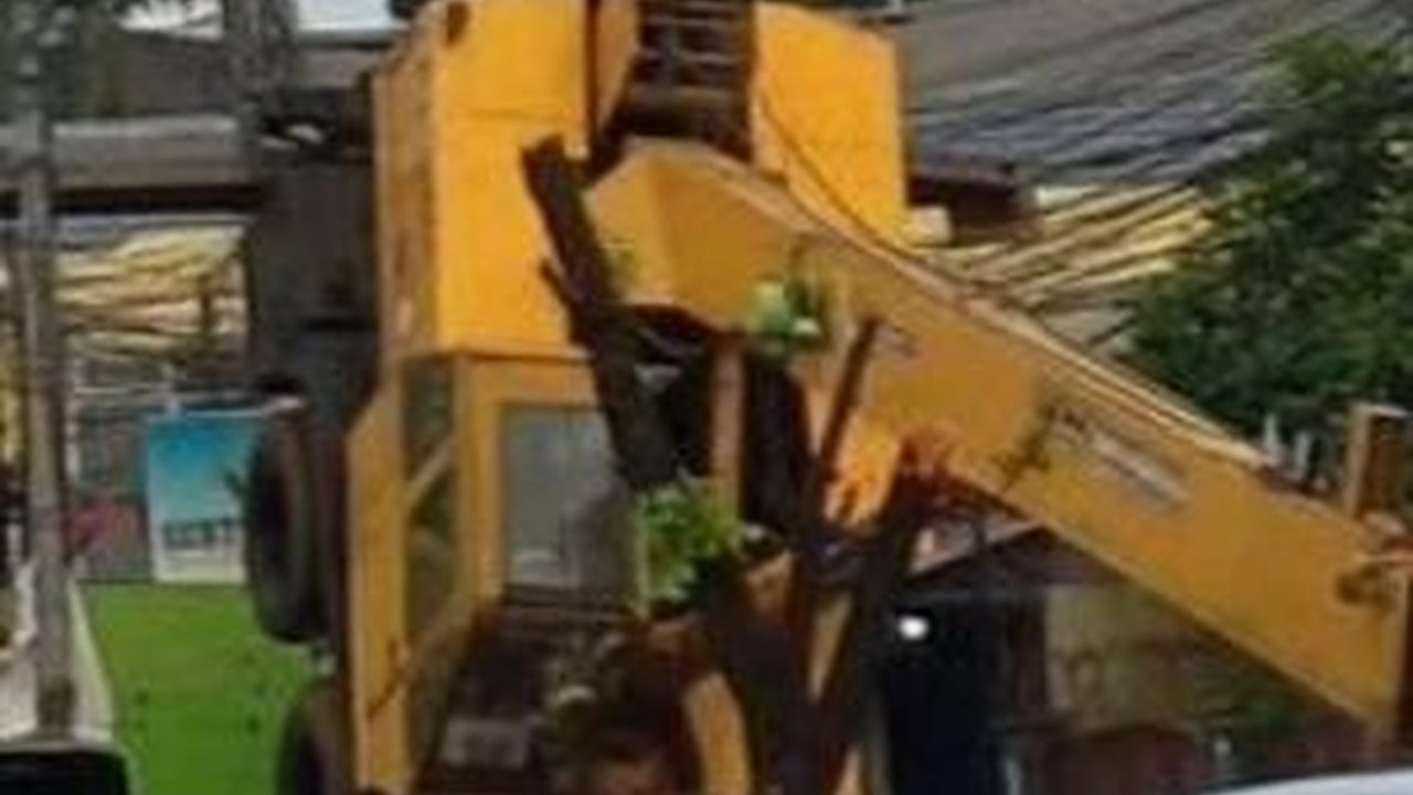 Tak Kuat Angkat Beban, Truk Crane Terjungkir di Jalan Mayor Oking Cibinong