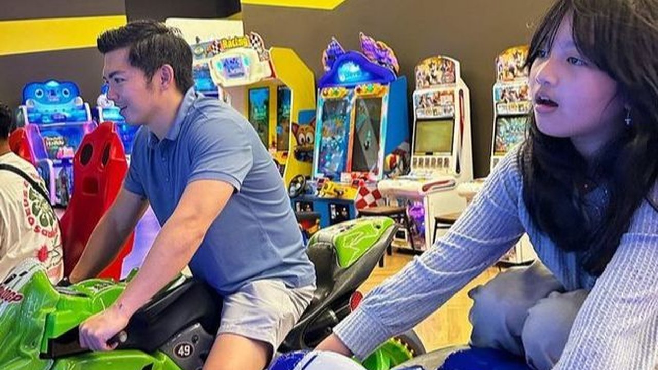 Akrab Banget, Ini 9 Potret Kebersamaan Nicky Tirta dan Ellyna yang Beranjak ABG