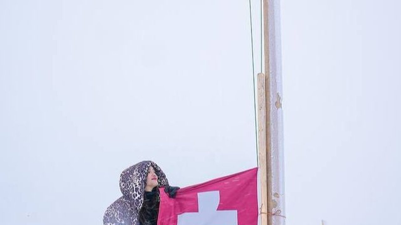 Kunjungi Puncak Tertinggi di Eropa, Intip 7 Potret Fuji yang Tampil Cantik Bak Puteri Salju