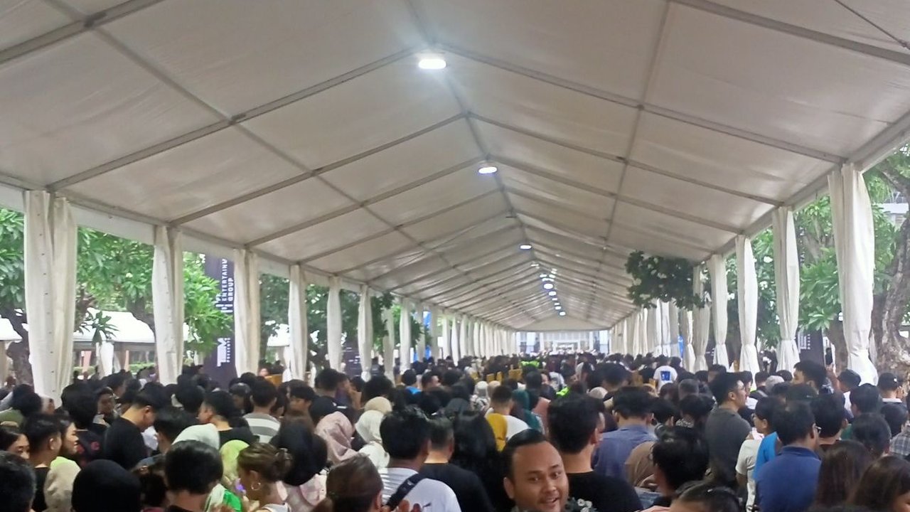 Pintu Tiket Konser Coldplay di GBK Dibuka, Antrean Penonton Mengular Sepanjang 300 Meter