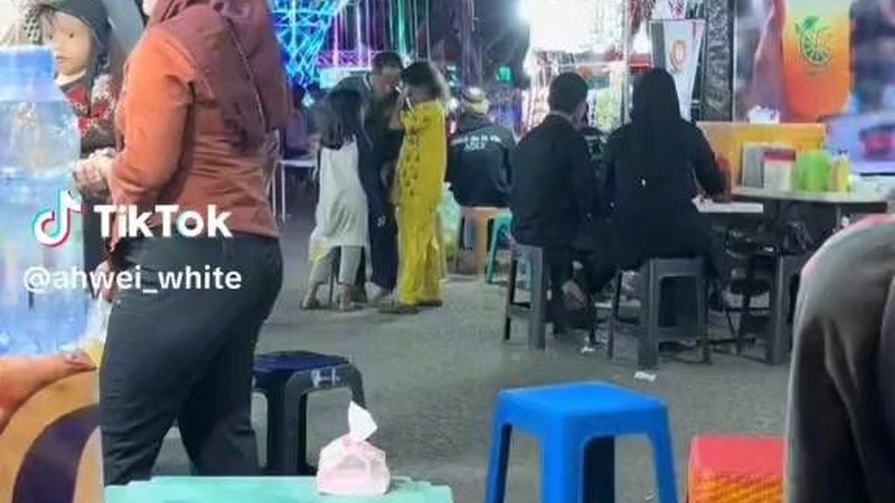 VIDEO: Bikin Nangis, Momen Tunanetra Ajak Kedua Anaknya Liburan ke Pasar Malam