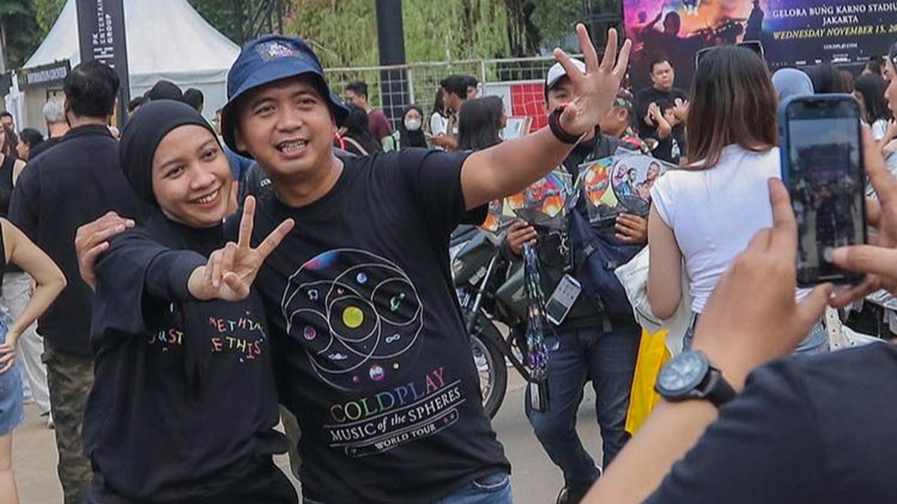 FOTO: Ribuan Penggemar Padati GBK Jelang Konser Coldplay