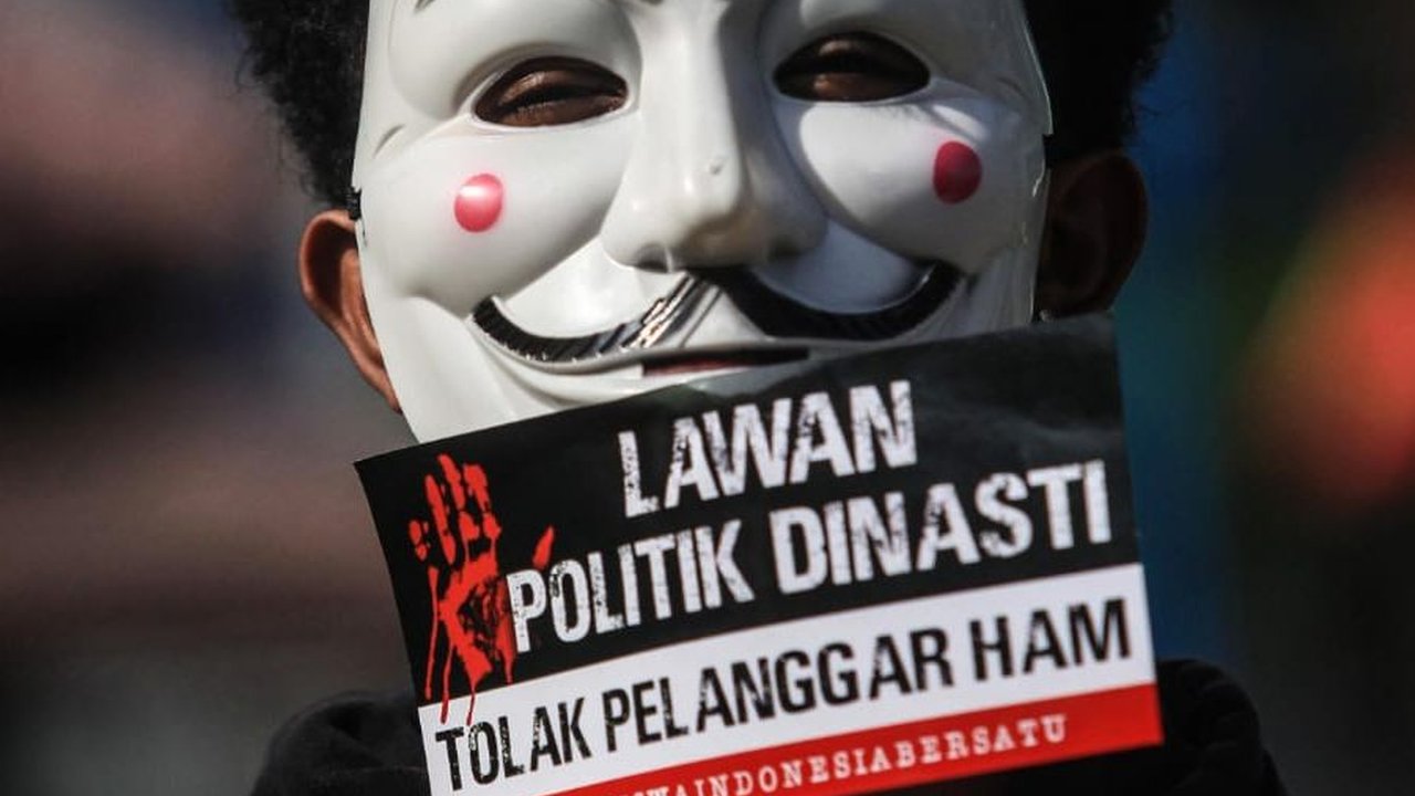 FOTO: Mahasiswa di Surabaya Gelar Aksi Selamatkan Demokrasi dari Politik Dinasti