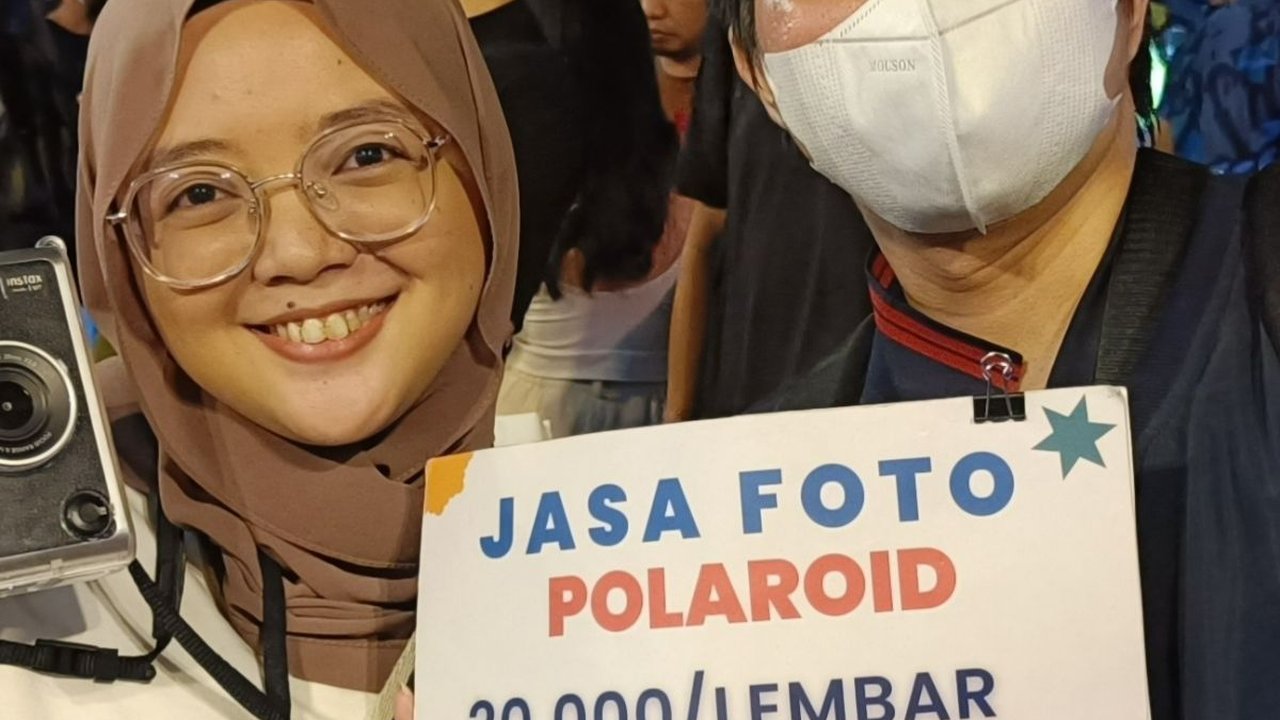 Maraup Cuan di Konser Coldplay, Tawarkan Jasa Foto Polaroid