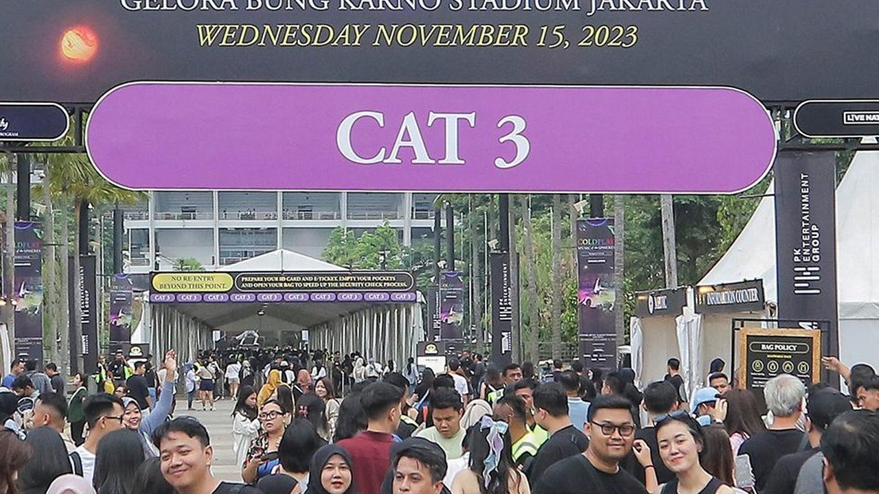 Sisi Lain: Meraup Cuan Besar dari Konser Coldplay di GBK