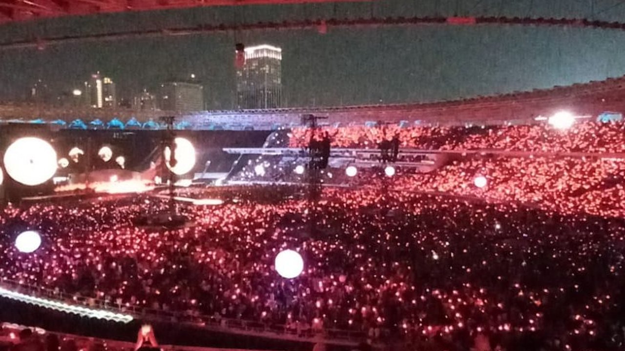 Potret Coldplay Sukses 'Hipnotis' Ribuan Penonton saat Konser di Jakarta, Seru Abis!