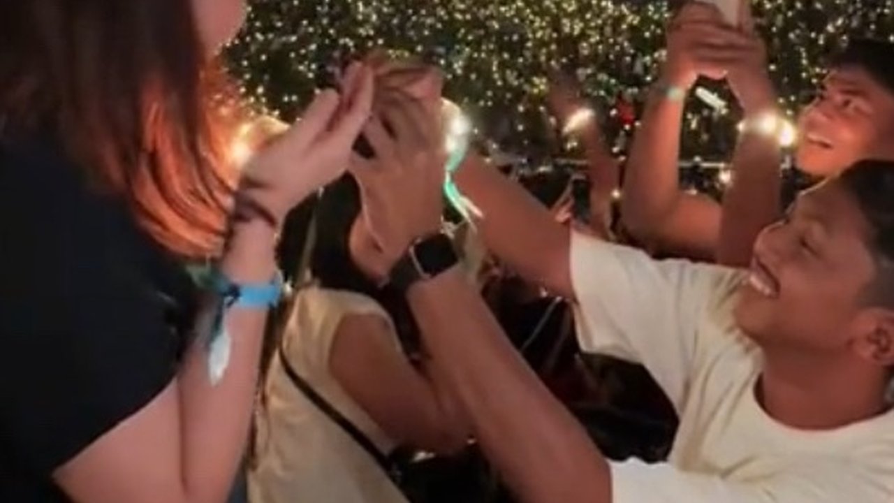 Jadi Momen Tak Terlupakan, Laki-Laki Ini Lamar Kekasih di Konser Coldplay Jakarta Usai 7 Tahun Pacaran