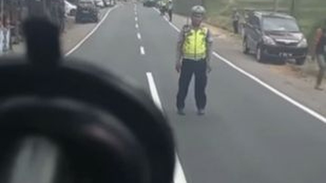 Sopir ini Buktikan Keajaiban Doa saat Berkendara, Lolos dari Tilang Polisi di Jalan