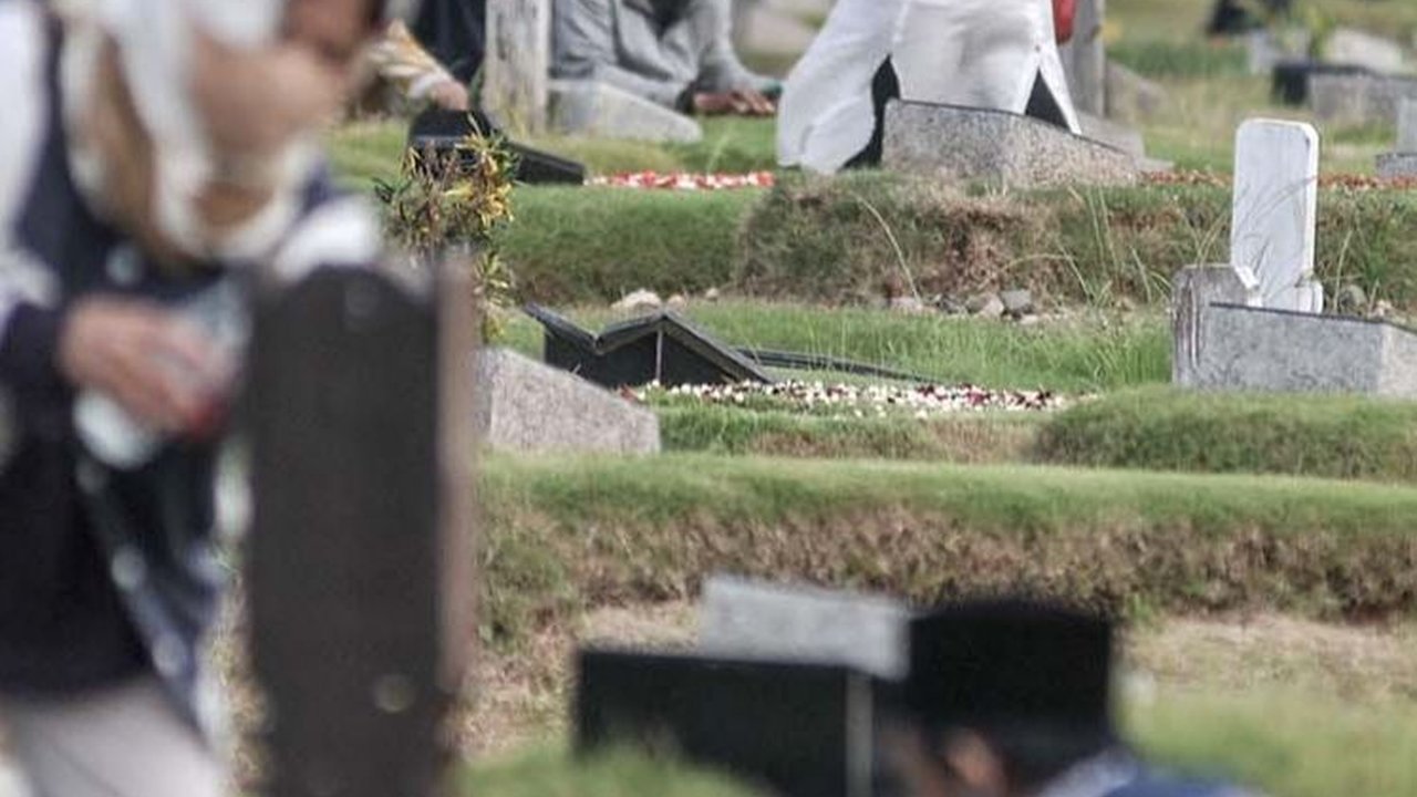 Urutan & Tata Cara Doa Ziarah ke Makam Orang Tua, Lengkap Disertai Artinya