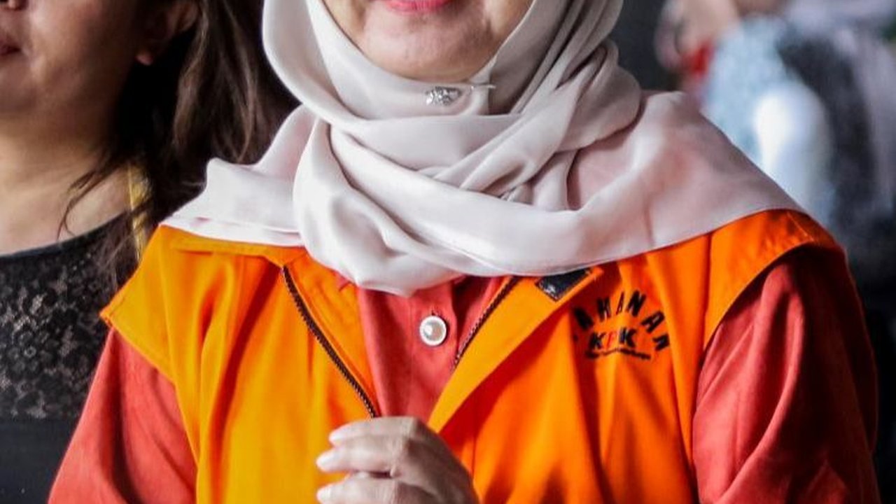 FOTO: Wajah Senyum Mantan Dirut Pertamina Karen Agustiawan saat Memperpanjang Masa Penahanan di KPK