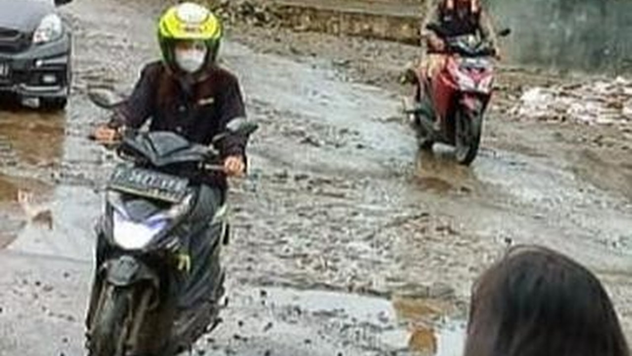 Potret Derita Warga Parung Panjang, Pasrah Lewati Jalan Rusak Bertahun-Tahun