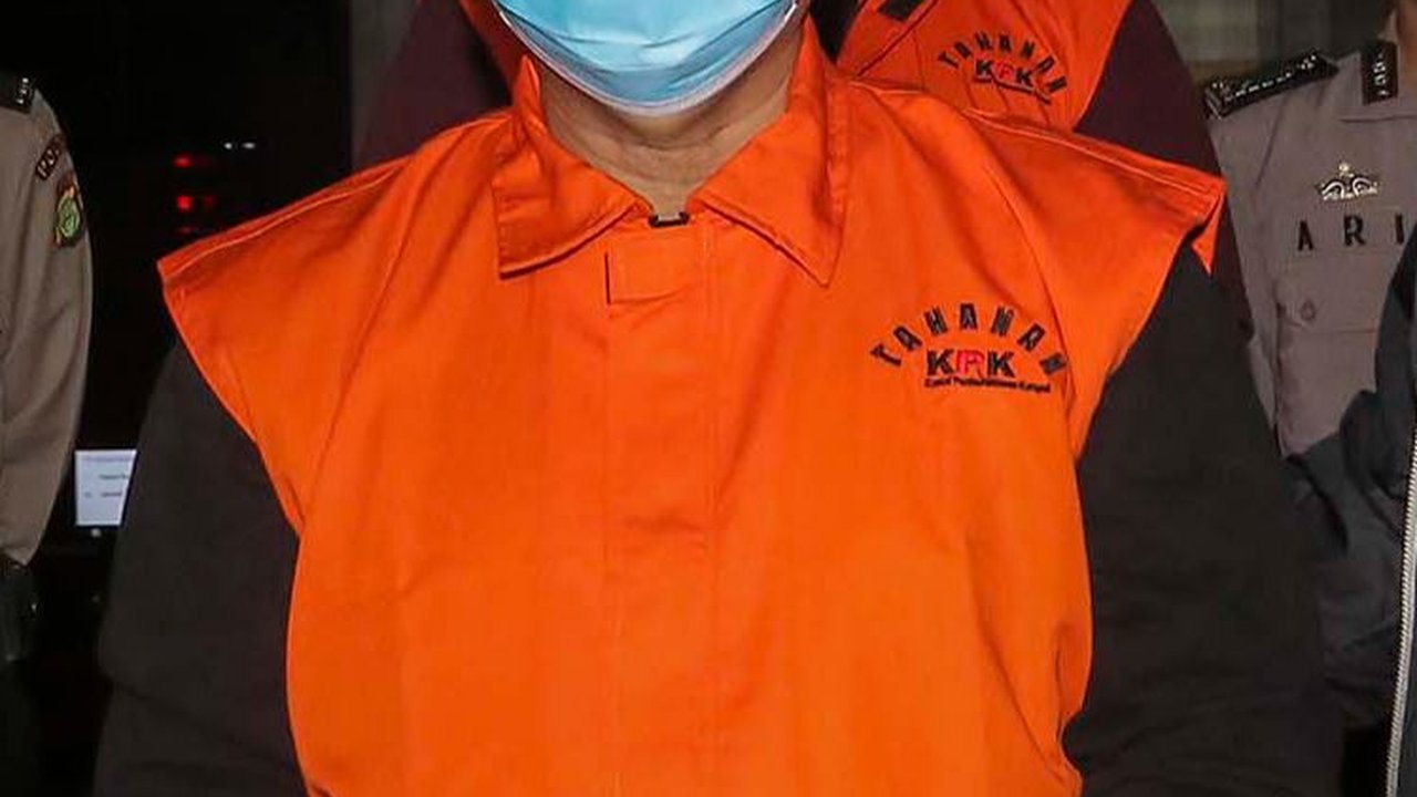 FOTO: Ekspresi Kajari Bondowoso Dkk Saat Ditahan KPK: Tangan Diborgol, Wajah Ditutup Masker