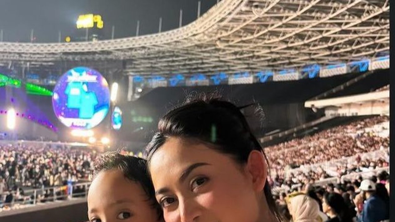 8 Foto Rachel Vennya Nonton Konser Coldplay Bersama Salim Nauderer dan Putra Sulungnya
