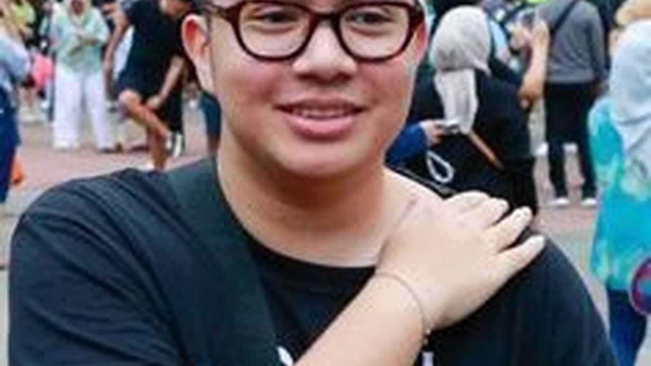 Salah Kostum, Umay Shahab Nonton Konser Coldplay Pakai Baju Dewa19