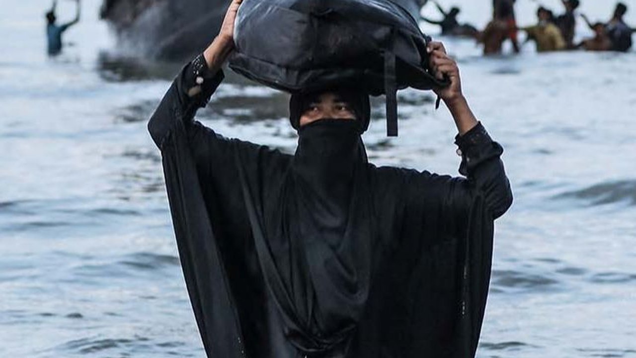 FOTO: Penampakan Kapal Kayu Berisi Ratusan Pengungsi Rohingya yang Ditolak Warga Aceh