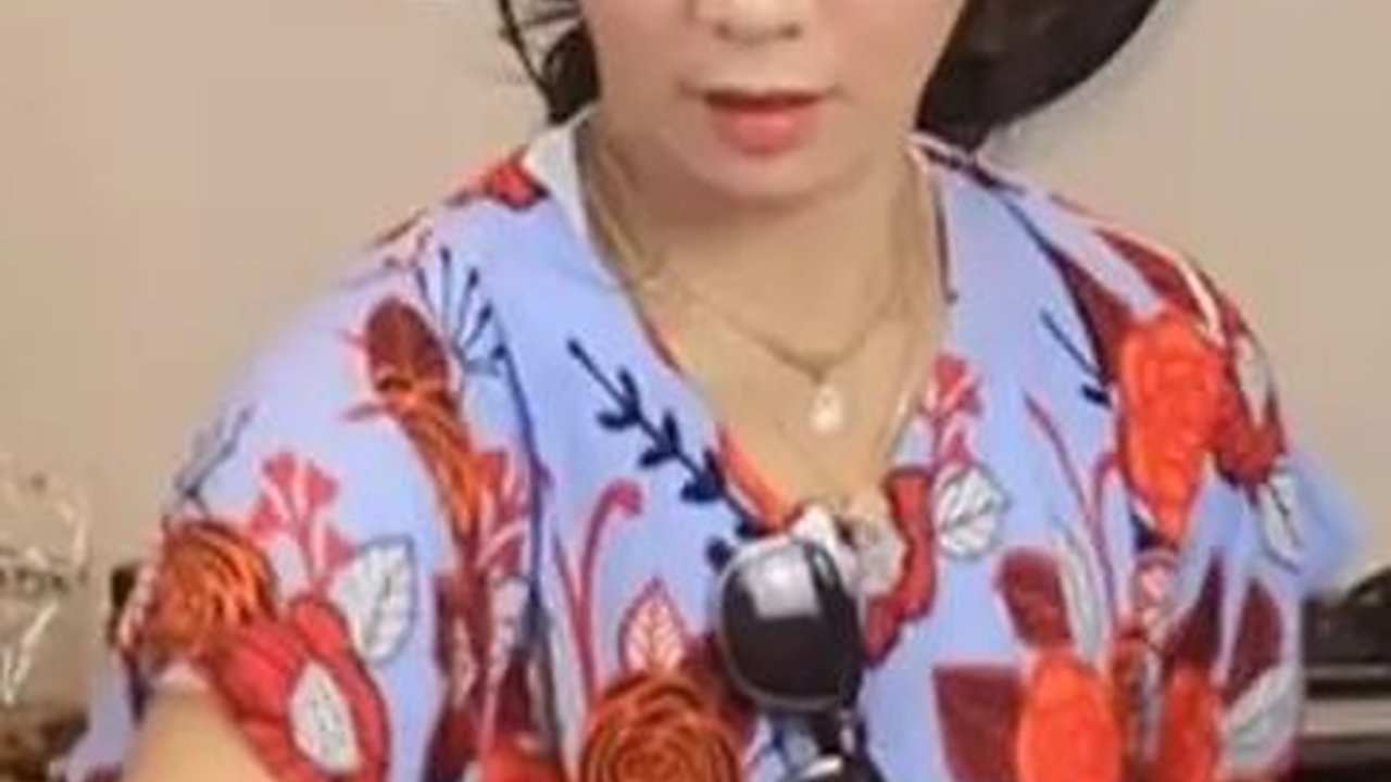 Potret Kocak Bunga Zainal Kenakan Daster, Sederhana tapi Tetap Cantik