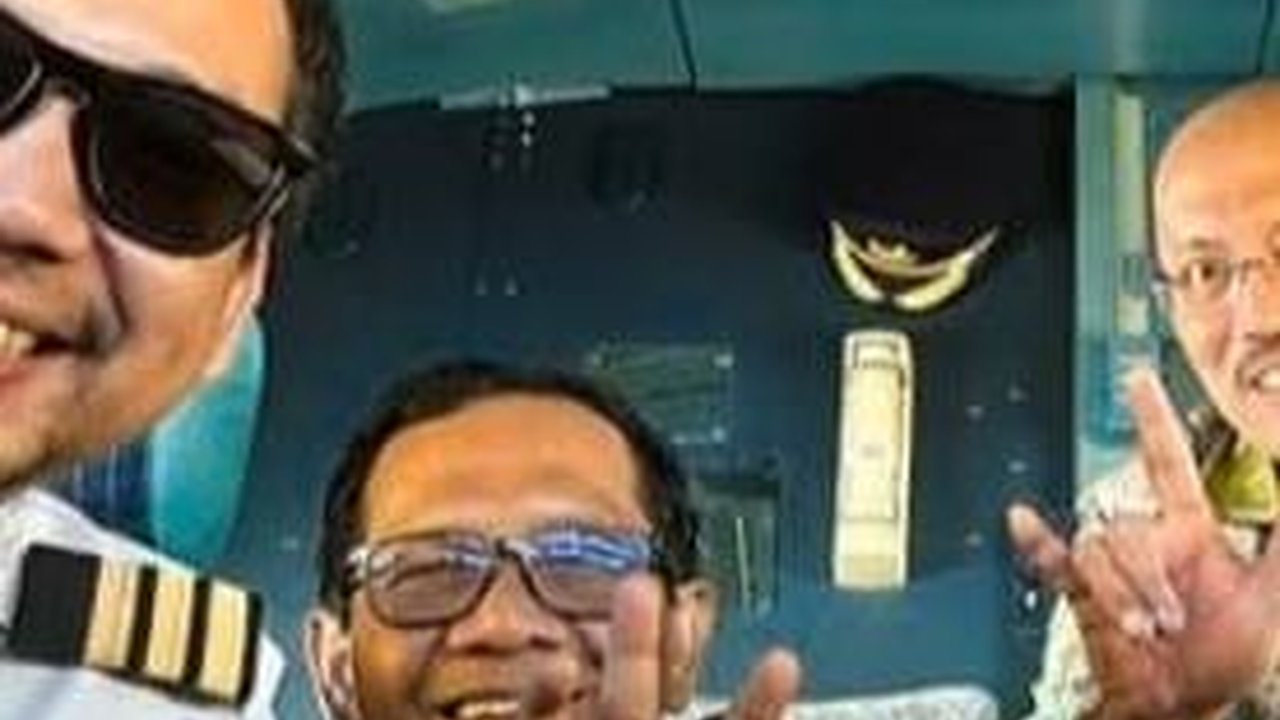 Pilot Garuda Ajak Mahfud Masuk Kokpit Pesawat, Foto Pose Salam 3 Jari