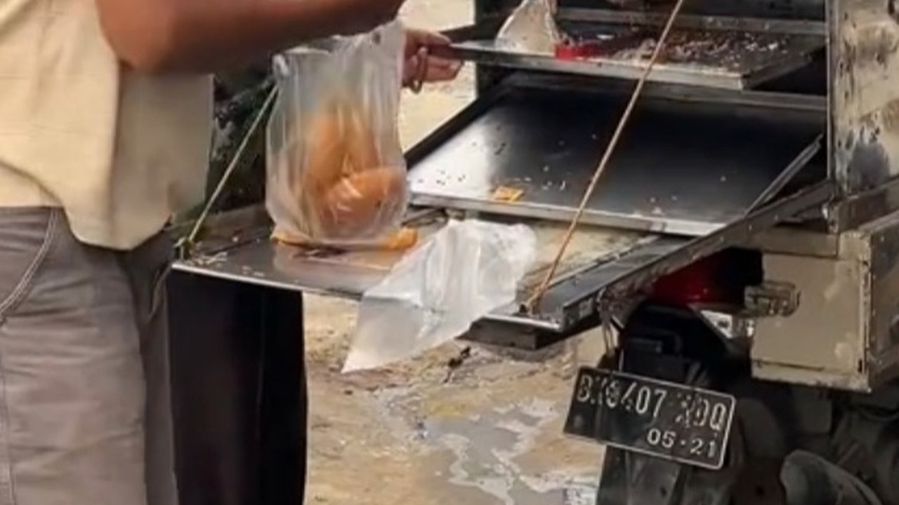 Tak Sengaja Tabrak Gerbang Rumah Orang, Penjul Roti Ini Malah Dapat Berkah