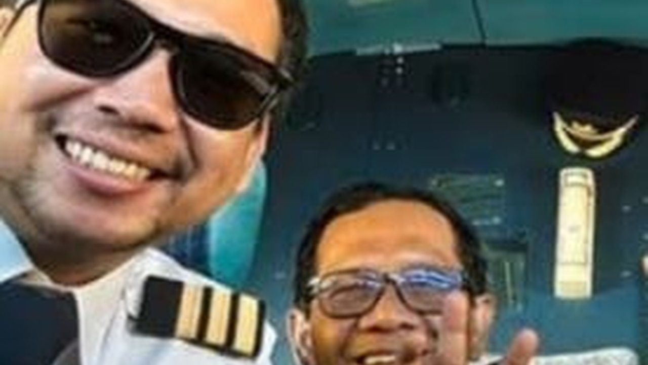 Mahfud MD Diajak Pilot Garuda Masuk Kokpit dan Salam 3 Jari, Ini Aturan Bagi Penumpang Pesawat