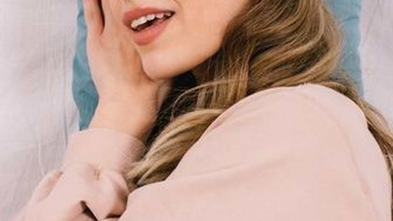 Sering Tidur Pakai Makeup? Ini Bahaya yang Mengintai