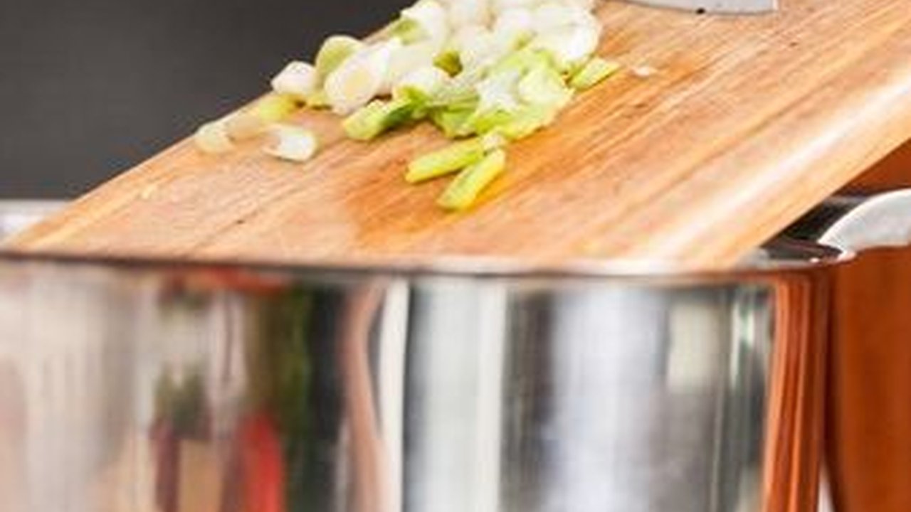 10 Makanan yang Sebaiknya Tidak Dipanaskan Ulang dan Bahaya yang Mengikuti