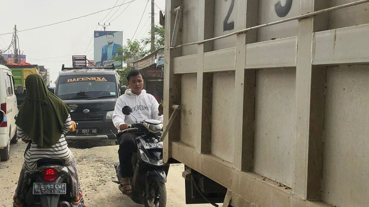 Nestapa Warga Parung Panjang: Jalan Rusak, Pasrah Lihat Truk Melintas Hingga Hirup Udara Kotor
